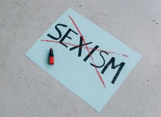 Das Wort SEXISM ist rot durchgestrichen