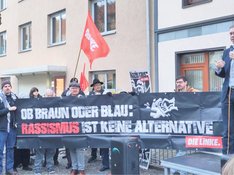 Demonstration: Personen halten ein Transparent/Banner